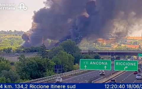 Camion cisterna a fuoco al casello di Riccione