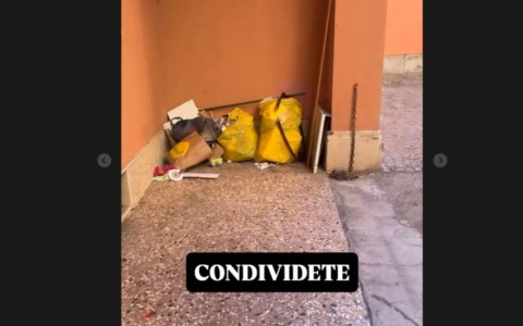Degrado e bivacchi abusivi in via San Marcellino, la denuncia su Instagram