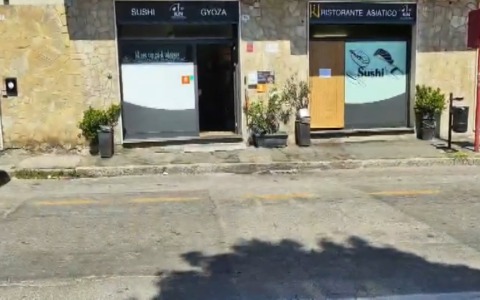Aggredita e spinta a terra perché ha chiesto a una famiglia bolognese di pagare il conto