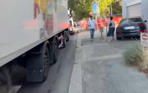 Caos in via di Corticella e via Bentini per i cantieri del tram, sede stradale ristretta anche dopo la fine dei lavori