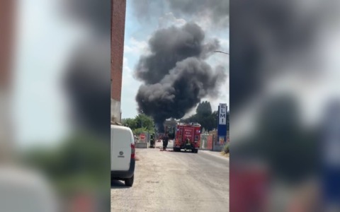 Colonna di fumo nero a Castenaso, brucia un camion nel cortile di una azienda