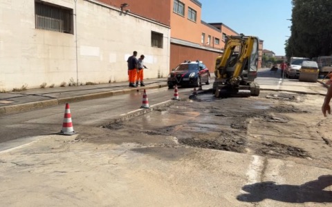 Viale Pietramellara, ripristinata la rottura del tubo dell’acqua