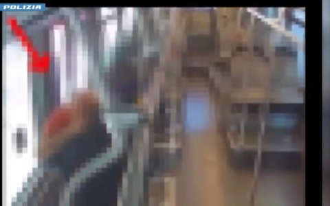 Aggressione sul bus, il passeggero denunciato in Questura. L’avvocato: ‘Data una diversa versione dei fatti’