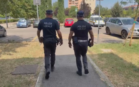 Si sente male e cade dalla carrozzina. Polizia Locale soccorre un 37enne disabile
