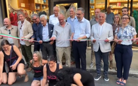 Bagno di folla per la notte bianca in via Andrea Costa a Bologna