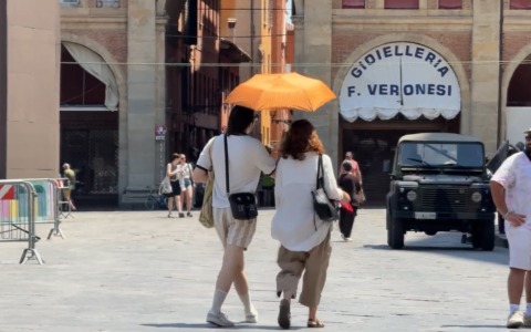 Allerta caldo a Bologna, attivato il Centro operativo comunale. Ordinanza per distribuire acqua durante gli eventi
