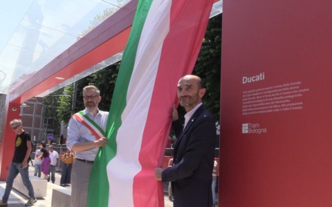 Tram: a Borgo Panigale la prima pensilina ‘rossa’ Ducati. Lepore: ‘Con i cantieri siamo nei tempi, no proroghe’
