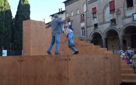 Illumia festeggia i suoi primi 20 anni in Piazza S.Stefano con la Yoann Bourgeois Art Company