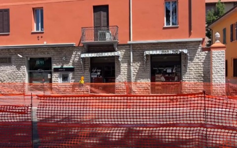 I titolari del Caffè Antico in via Emilia Ponente a Borgo Panigale chiudono per i cantieri del tram