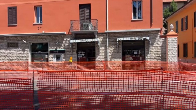 I titolari del Caffè Antico in via Emilia Ponente a Borgo Panigale chiudono per i cantieri del tram