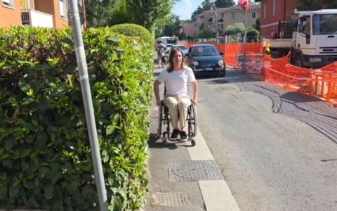 Lavori tram a Bologna, marciapiedi troppo stretti, il disabile non passa