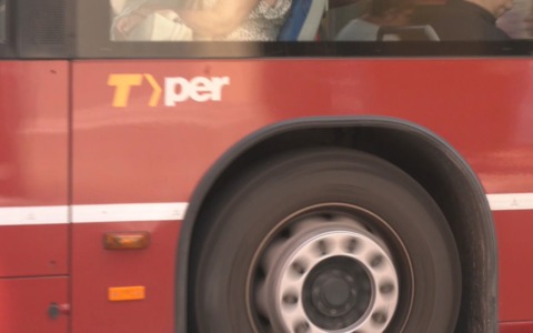 Schiacciata tra due bus in Via A.Costa, grave donna di 57 anni. Tper mette a disposizione le immagini