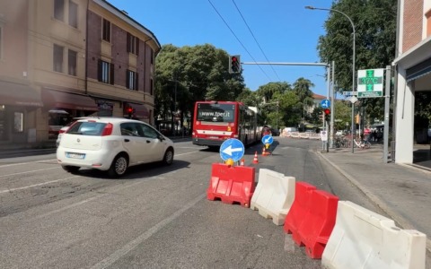 Cantiere in via Massarenti, lunghe code in direzione centro. I lavori proseguiranno fino al 6 settembre