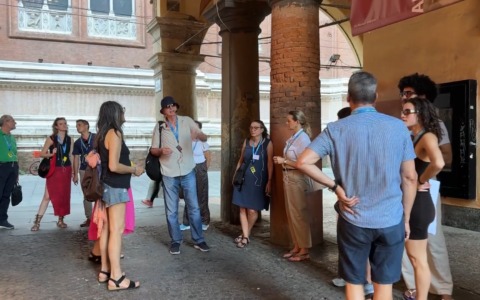 Trekking urbano e musica: gli aneddoti e le curiosità nei luoghi più significativi di Bologna