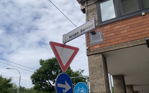 In via Jacopo Barozzi a Bologna situazioni di degrado, episodi di spaccio e mancanza di pulizia