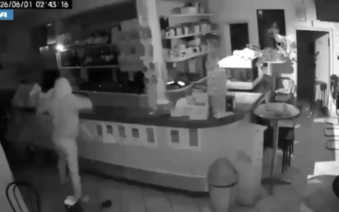 Prima il furto in un locale, poi fuga in strada a tutta velocità: volante speronata, agenti feriti