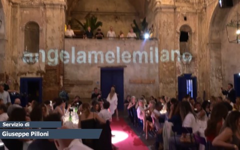 Nella suggestiva atmosfera del Rione San Nicolò in via San Felice la stilista Angela Mele ha presentato la sua collezione