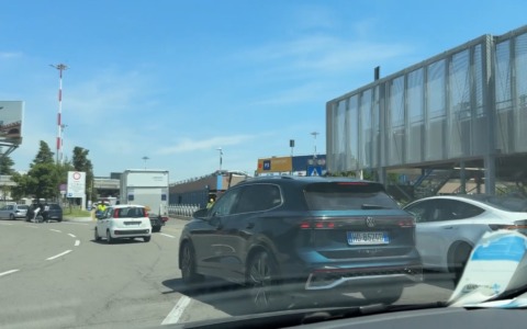 Aeroporto Marconi, entro l’estate le telecamere anti sosta selvaggia