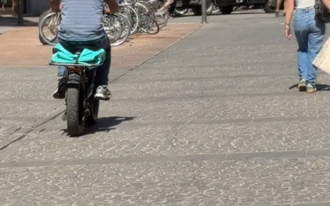 Bimba investita in via delle Moline: al vaglio le immagini delle telecamere di sorveglianza