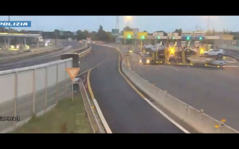 Camionista fa inversione al casello di Casalecchio e imbocca contromano la A1
