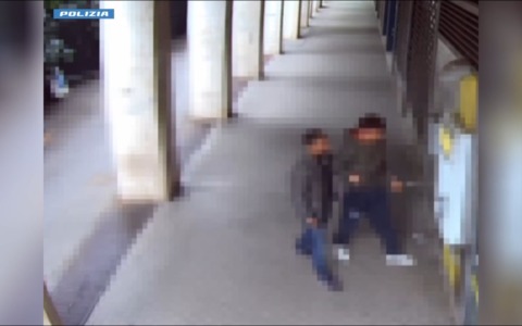 Rapina in strada a Bologna: banditi scappano con 250 euro, rintracciati a Parma e arrestati