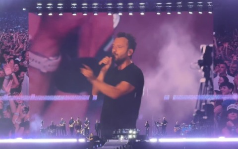 A Imola Cesare Cremonini duetta con Luca Carboni, invita sul palco Valentino Rossi e rende omaggio a Vasco