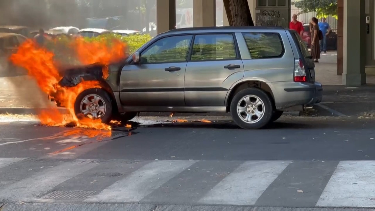 Paura in viale Oriani, auto prende fuoco mentre è ferma al semaforo