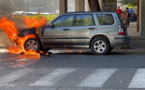 Paura in viale Oriani, auto prende fuoco mentre è ferma al semaforo