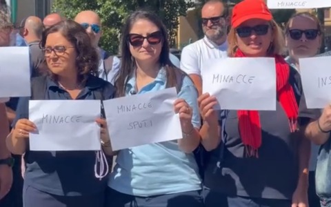 Autista bus aggredito: presidio davanti alla sede Tper, le voci dei lavoratori