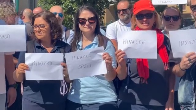 Autista bus aggredito: presidio davanti alla sede Tper, le voci dei lavoratori