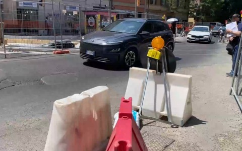 Piazza dell’Unità, pedoni in trappola tra auto, cantieri e monopattini