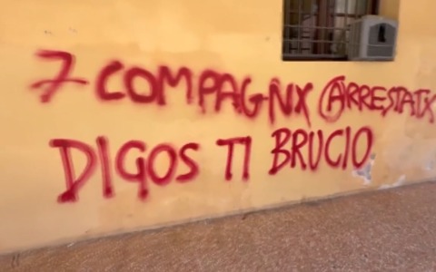 Scritte anarchiche e minacce alle forze dell’ordine a Bologna