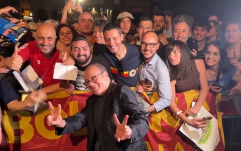 Bagno di folla per Carlo Verdone in Piazza Maggiore