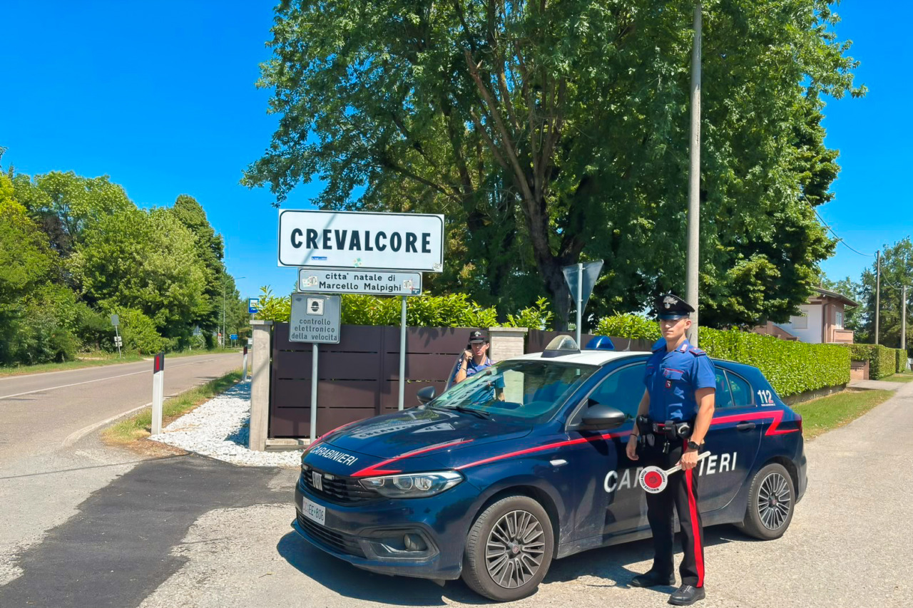 Indossa la parrucca per pedinare l’ex compagna, è stato arrestato dai carabinieri