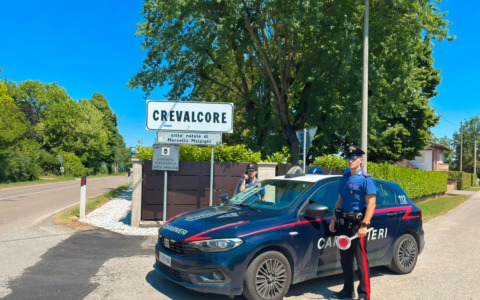 Indossa la parrucca per pedinare l’ex compagna, è stato arrestato dai carabinieri