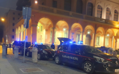 Ha minacciato con un coltello i dipendenti di un bar di via Petroni, poi è scappato