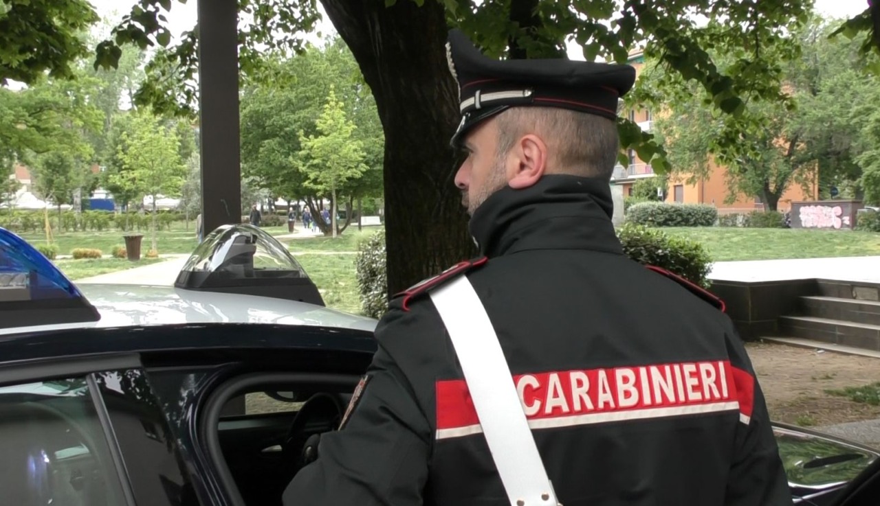 Minorenne pestato a sangue in un parco da una banda di coetanei