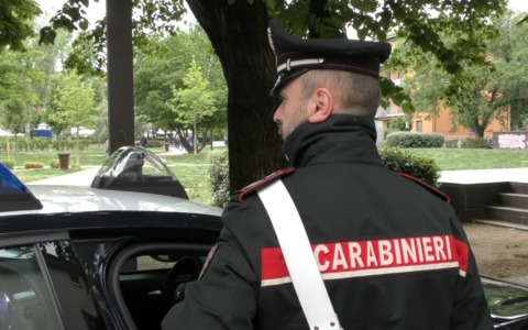 Minorenne pestato a sangue in un parco da una banda di coetanei
