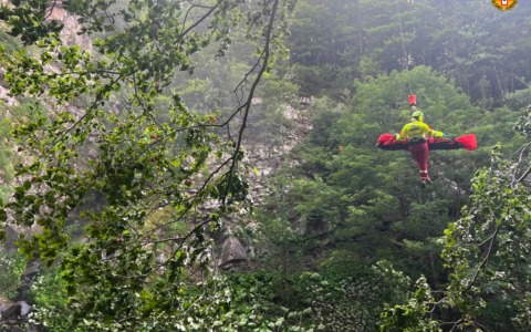 Lizzano in Belvedere, escursionista scivola lungo il sentiero: intervento del soccorso alpino