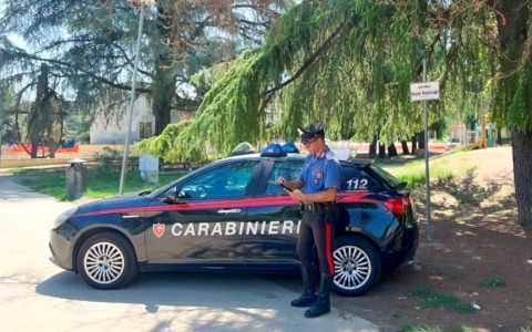 Giovane aggredito da un gruppo e derubato: rapina in via Salvini a Bologna
