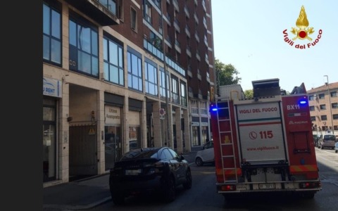 Incendio in una abitazione di via Boldrini, i vigili del fuoco salvano ultracentenaria