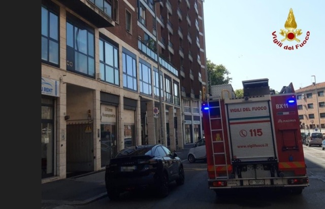Incendio in una abitazione di via Boldrini, i vigili del fuoco salvano ultracentenaria
