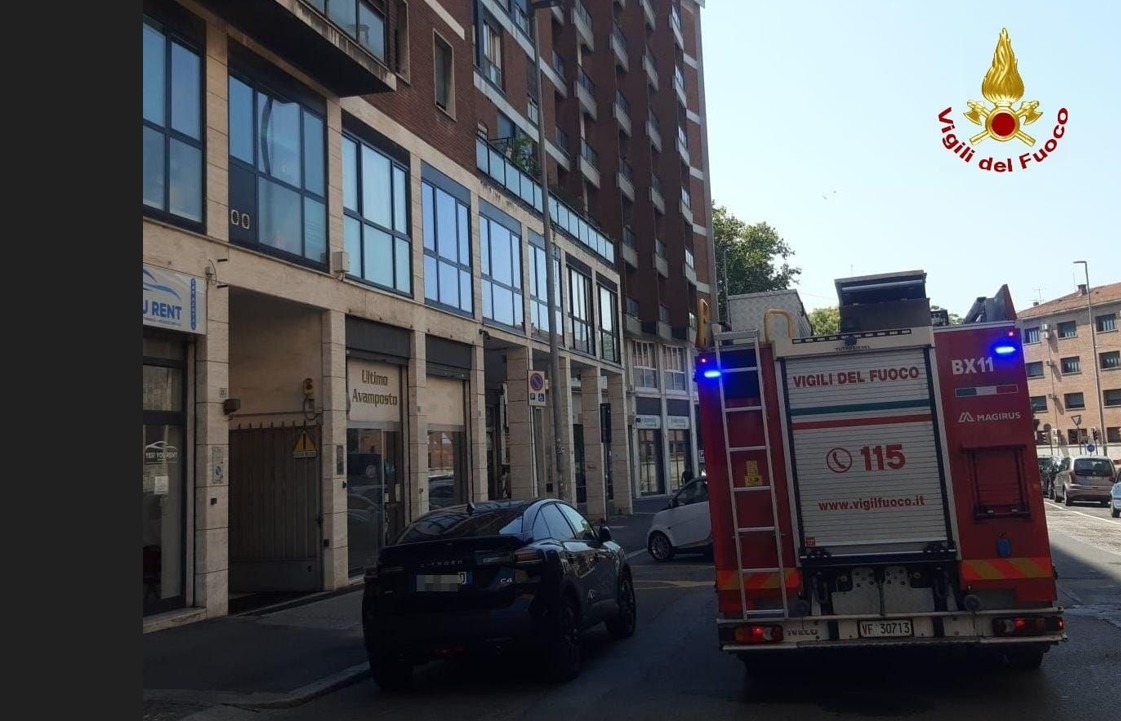 Incendio in una abitazione di via Boldrini, i vigili del fuoco salvano ultracentenaria