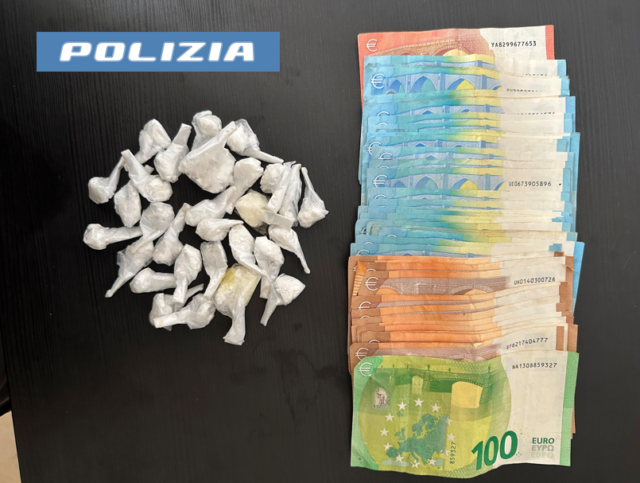 Spaccia vicino al Parco del Velodromo: arrestato 22enne