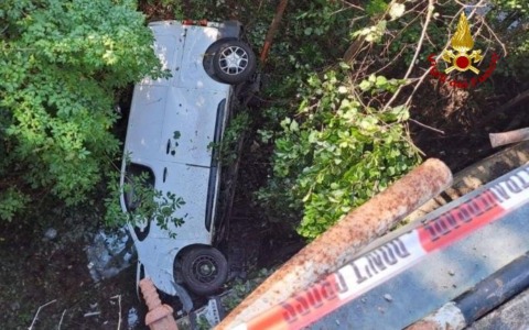 Finisce fuori strada nella notte, trovato morto dopo ore