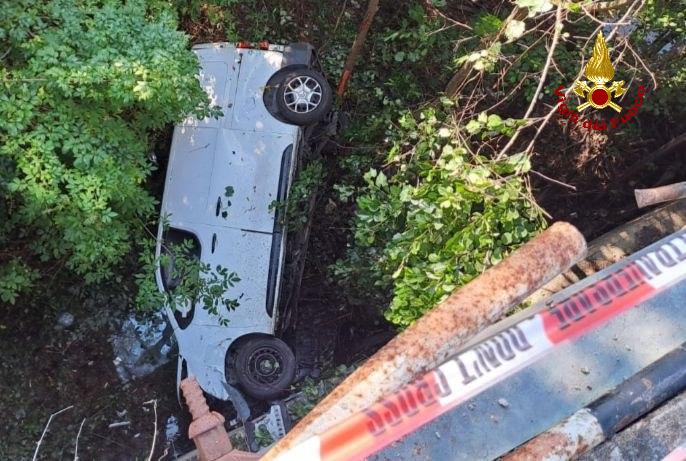 Finisce fuori strada nella notte, trovato morto dopo ore