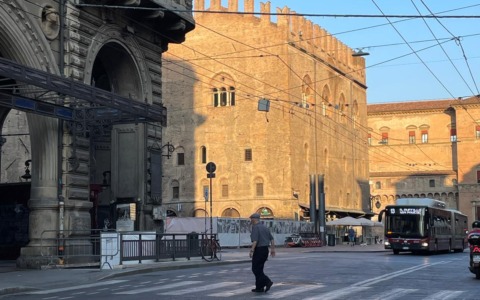Cantieri a Bologna, da lunedì lavori in via Rizzoli per il ripristino dei basoli smossi