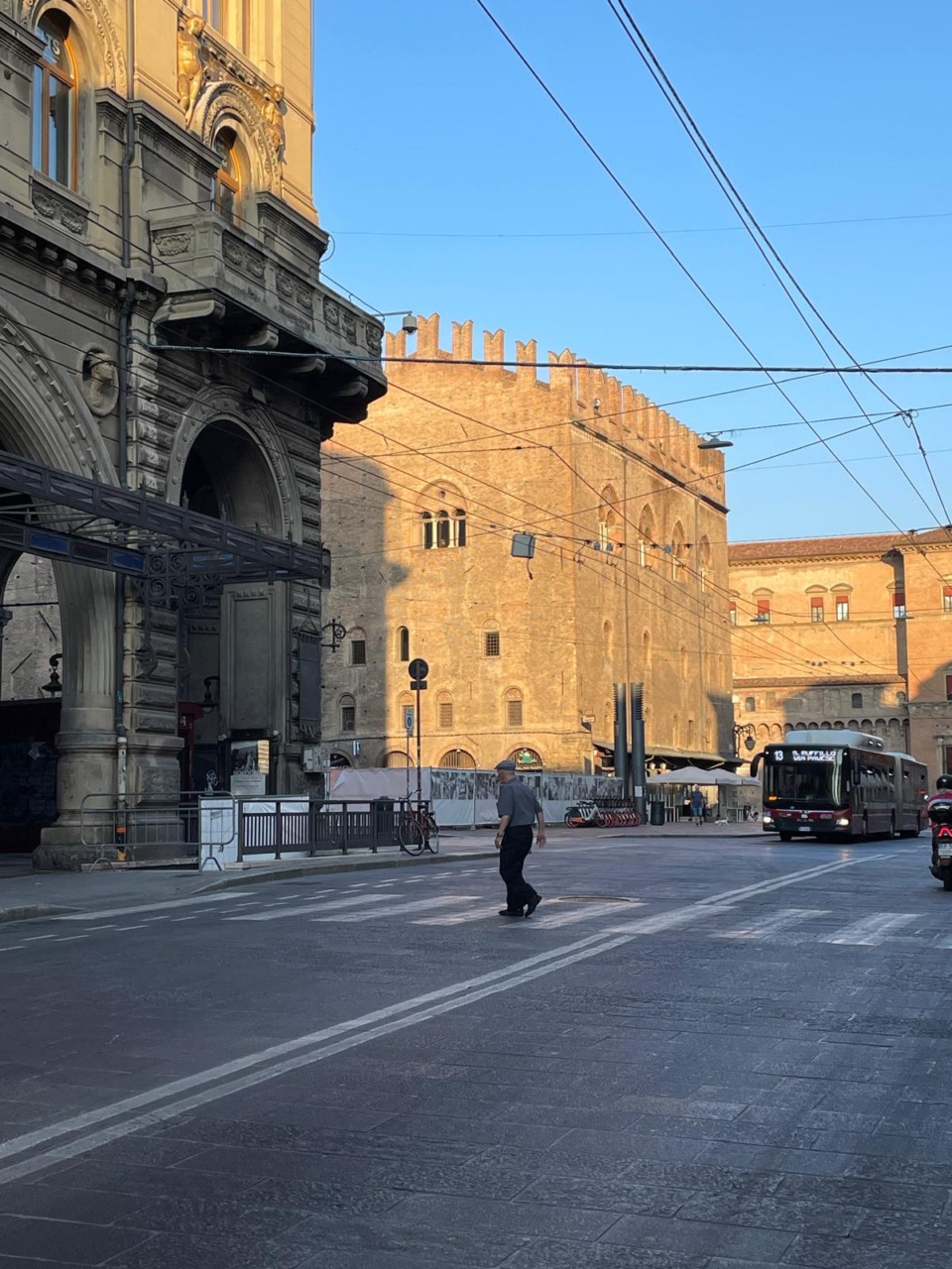 Cantieri a Bologna, da lunedì lavori in via Rizzoli per il ripristino dei basoli smossi