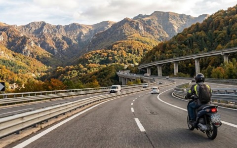 In motorino sull’Autosole da Bologna alla Puglia: “Sto andando a Bari”