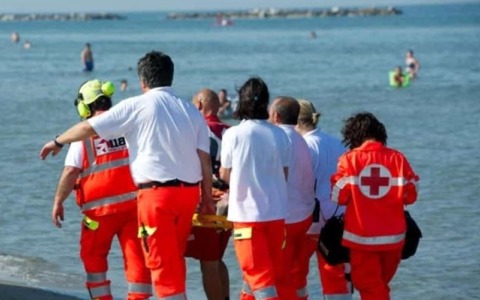 Turista bolognese di 74 anni muore per un malore in spiaggia